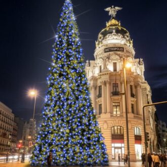 Recreación del gran abeto luminoso en Alcalá–Gran Vía, parte de la nueva iluminación de Navidad en Madrid