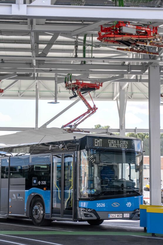 Autobús EMT Madrid en proceso de carga eléctrica