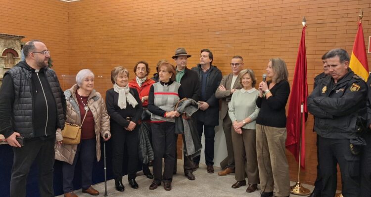 La concejala de Salamanca, Cayetana Hernández de la Riva, junto a los asistentes a la inauguración del belén monumental