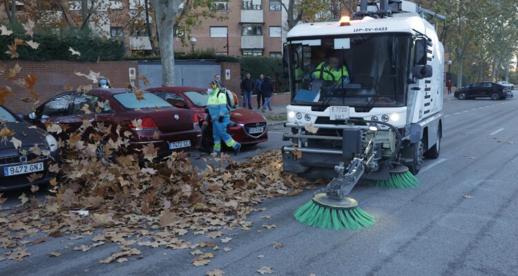 Barredora realizando trabajos de recogida de la hoja