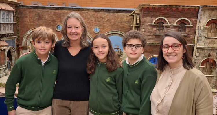 La concejala de Salamanca, Cayetana Hernández de la Riva, con niños posando en la inauguración del belén monumental