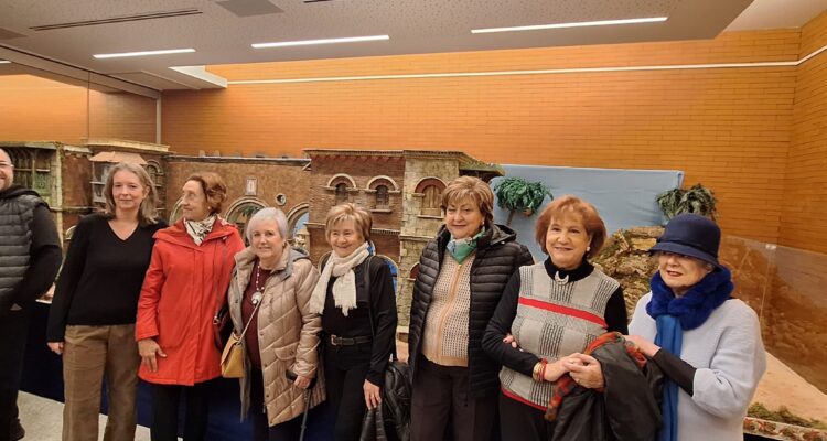 La concejala de Salamanca, Cayetana Hernández de la Riva, junto a los asistentes a la inauguración del belén monumental