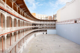 Panorámica del interior del frontón Beti Jai, mostrando la cancha y las galerías de hierro que la rodean, donde Rosalía ha concedido la entrevista sobre Lux