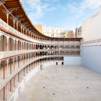 Panorámica del interior del frontón Beti Jai, mostrando la cancha y las galerías de hierro que la rodean, donde Rosalía ha concedido la entrevista sobre Lux