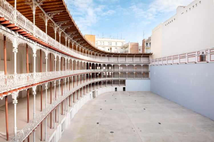 Panorámica del interior del frontón Beti Jai, mostrando la cancha y las galerías de hierro que la rodean, donde Rosalía ha concedido la entrevista sobre Lux