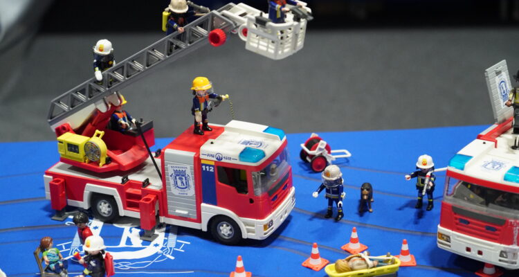 Figuras de Playmobil que simulan un camión de Bomberos de Madrid