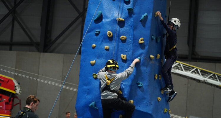 Actividad de escalada organizada por los bomberos en una feria