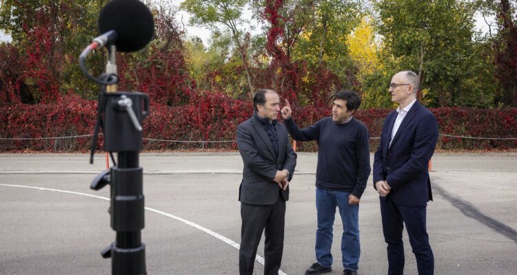 Carabante con especialistas del Centro Municipal de Acústica