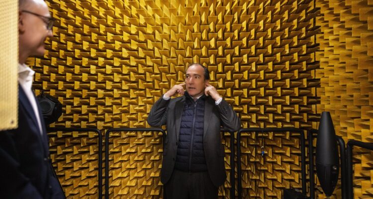 Carabante en sala del Centro Municipal de Acústica