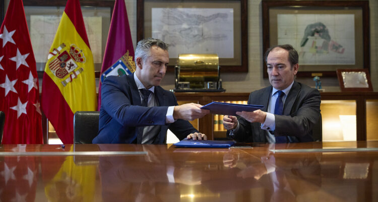 Carabante y Novillo en momento de la firma