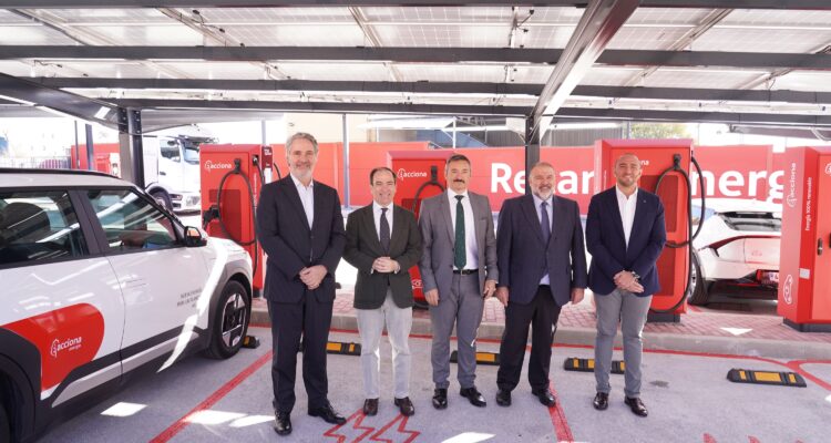 Carabante y Ramos en instalaciones electrolinera