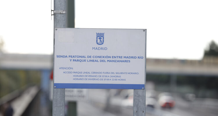 Cartela indicativa en inicio pasarela