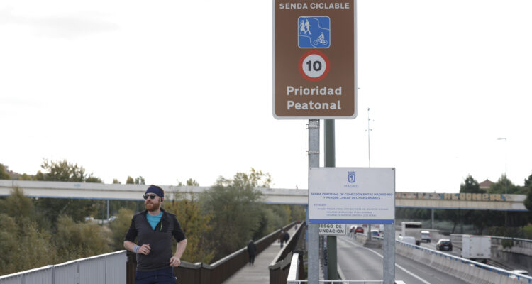 Cartelería al inicio de la pasarela