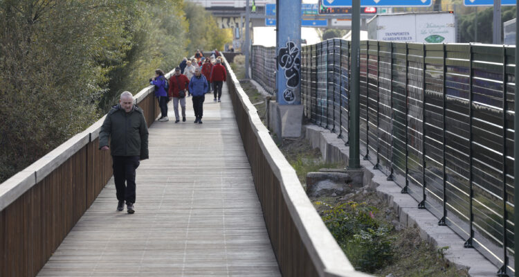 Ciudadanía utilizando la pasarela que une distritos de Arganzuela y Usera