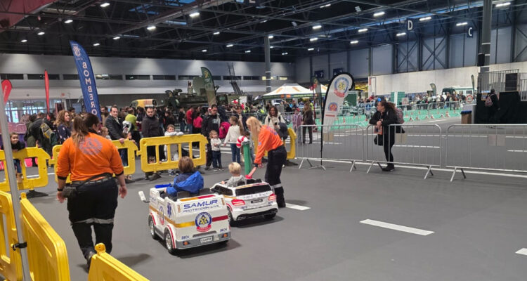 Actividad con coches teledirigidos organizada por SAMUR-Protección Civil