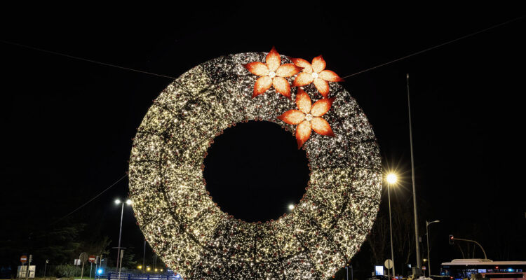 Gran corona navideña de Cardenal Cisneros