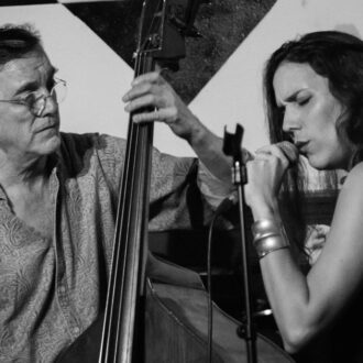 'Folkloreando', concierto de Javier Colina, Amy Gaviria y Brian Aching en Moratalaz