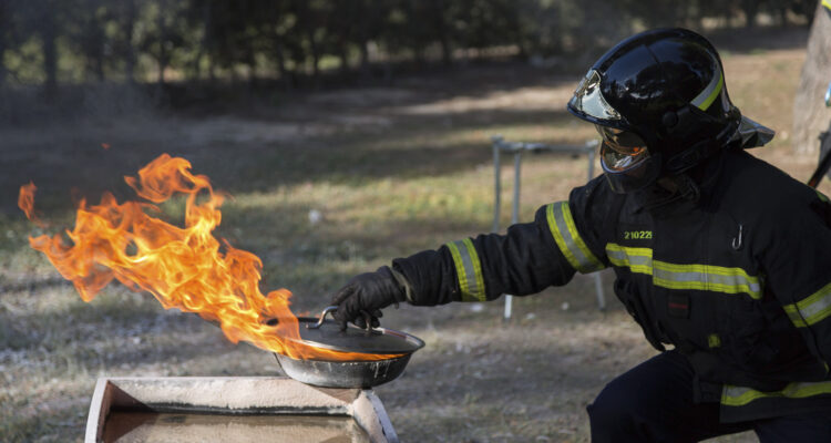 Un bombero de Madrid enseña a los niños prevención de riesgos