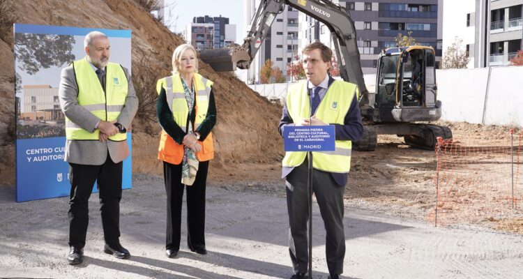 Acto de colocación de la primera piedra del nuevo centro cultural con biblioteca y auditorio de El Cañaveral