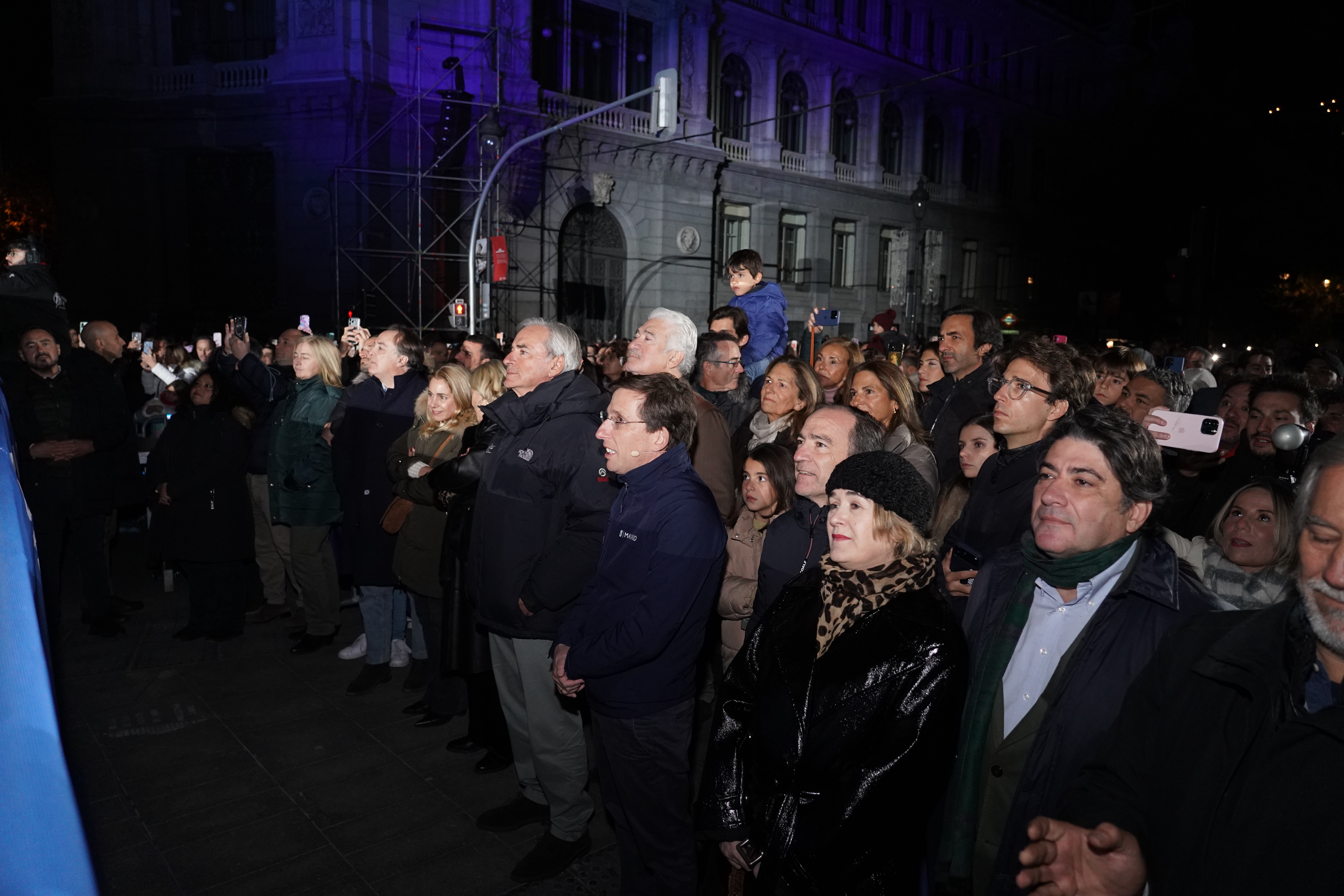 Almeida junto a Carlos Sainz y otros miembros del Gobierno municipal en el acto de encendido de luces de Navidad