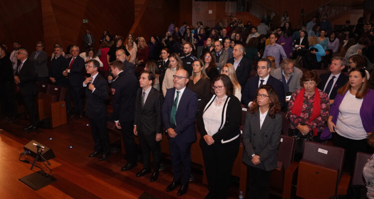 El alcalde de Madrid, José Luis Martínez-Almeida, acompañado por el delegado de Políticas Sociales, Familia e Igualdad, José Fernández, y representantes de los grupos municipales