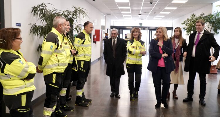 La vicealcaldesa y delegada de Seguridad y Emergencias, Inma Sanz, y el concejal de Latina, Alberto González, en la inauguración de la XIII Jornada de SAMUR-Protección Civil sobre prevención y maltrato infantil