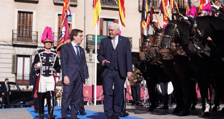 Almeida entrega la Llave de Oro de la Villa de Madrid al presidente de Alemania, Frank-Walter Steinmeier, durante su visita de Estado a España