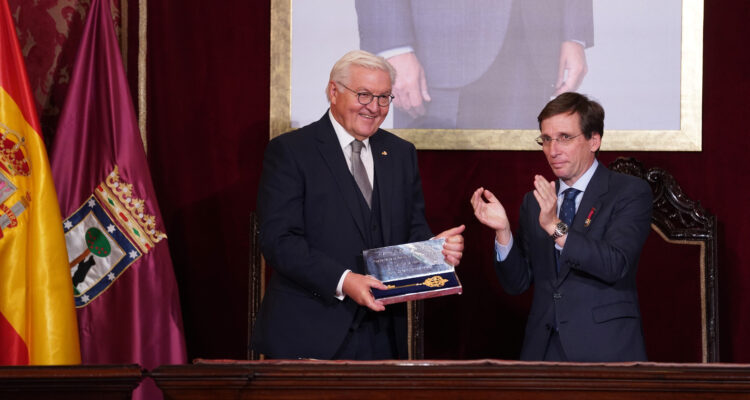 Almeida entrega la Llave de Oro de la Villa de Madrid al presidente de Alemania, Frank-Walter Steinmeier, durante su visita de Estado a España