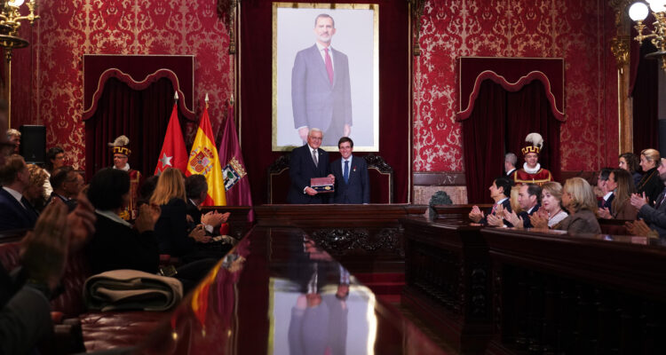 Almeida entrega la Llave de Oro de la Villa de Madrid al presidente de Alemania, Frank-Walter Steinmeier, durante su visita de Estado a España