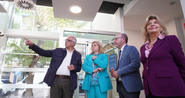 La vicealcaldesa, Inma Sanz, el delegado de Políticas Sociales, Familia e Igualdad, José Fernández; la delegada de Economía, Innovación y Hacienda, Engracia Hidalgo, y el concejal de Carabanchel, Carlos Izquierdo, en el CAF 8