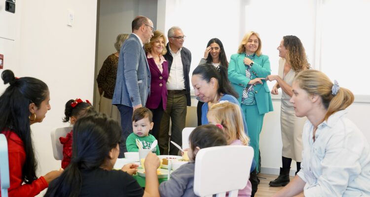La vicealcaldesa, Inma Sanz, el delegado de Políticas Sociales, Familia e Igualdad, José Fernández; la delegada de Economía, Innovación y Hacienda, Engracia Hidalgo, y el concejal de Carabanchel, Carlos Izquierdo, en el CAF 8