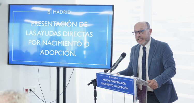 El delegado de Políticas Sociales, Familia e Igualdad, José Fernández, durante la presentación de las nuevas ayudas por nacimiento y adopción