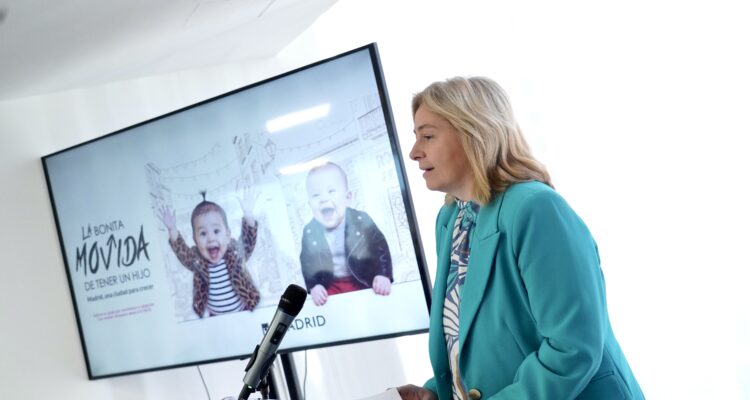 La vicealcaldesa, Inma Sanz, durante la presentación de las nuevas ayudas por nacimiento y adopción