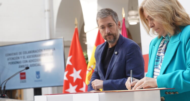 La vicealcaldesa Inma Sanz, y el consejero de Presidencia, Justicia y Administración Local de la Comunidad de Madrid, Miguel Ángel García, durante la firma del convenio de colaboración para la consolidación del programa SAJIAD