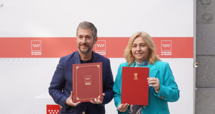 La vicealcaldesa Inma Sanz, y el consejero de Presidencia, Justicia y Administración Local de la Comunidad de Madrid, Miguel Ángel García, durante la firma del convenio de colaboración para la consolidación del programa SAJIAD