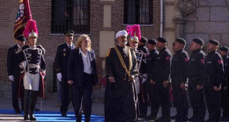 La vicealcaldesa, Inma Sanz, y el sultán de Omán, Haitham bin Tarik, en su llegada a la Casa de la Villa