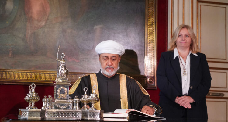 La vicealcaldesa, Inma Sanz, y el sultán de Omán, Haitham bin Tarik