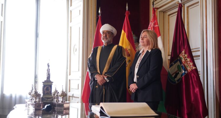 La vicealcaldesa, Inma Sanz, y el sultán de Omán, Haitham bin Tarik