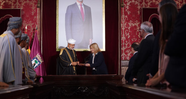 La vicealcaldesa entrega la Llave de Oro de la Ciudad al sultán de Omán, Haitham bin Tarik