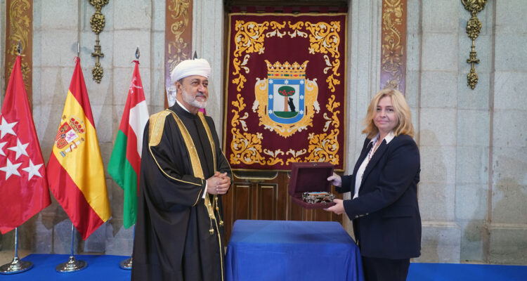 La vicealcaldesa entrega la Llave de Oro de la Ciudad al sultán de Omán, Haitham bin Tarik
