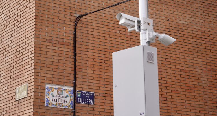 Una de las 18 nuevas cámaras de videovigilancia de la calle de Cullera, en Latina