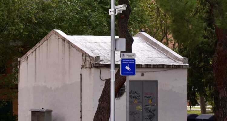 Una de las 18 nuevas cámaras de videovigilancia de la calle de Cullera, en Latina