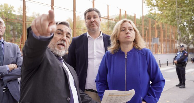 La vicealcaldesa, Inma Sanz, y el delegado de Latina, Alberto González, supervisan las cámaras de videovigilancia de Cullera