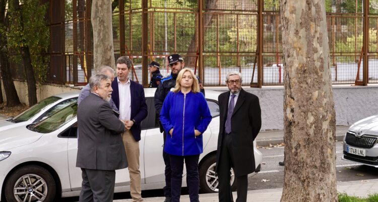 La vicealcaldesa, Inma Sanz, y el delegado de Latina, Alberto González, supervisan las cámaras de videovigilancia de Cullera