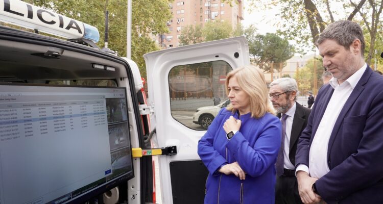 La vicealcaldesa, Inma Sanz, y el delegado de Latina, Alberto González, supervisan las cámaras de videovigilancia de Cullera