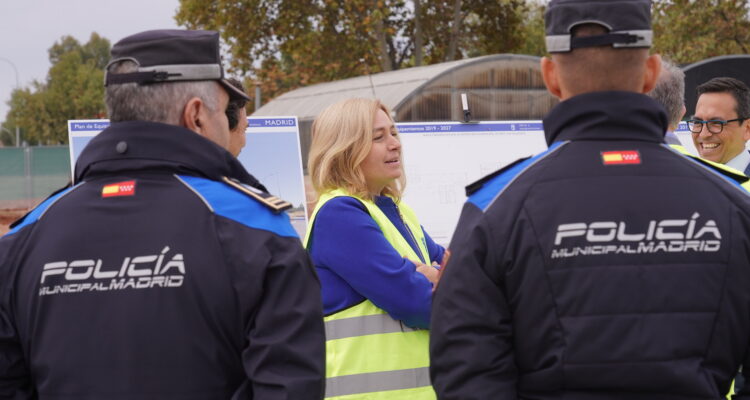 La vicealcaldesa, Inma Sanz, charla con unos agentes en Villaverde