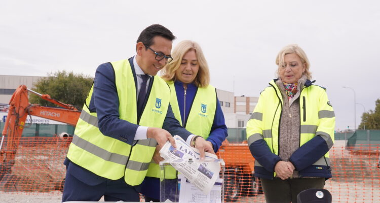 La vicealcaldesa de Madrid y delegada de Seguridad y Emergencias, Inma Sanz; la delegada de Obras y Equipamientos, Paloma García Romero; y del concejal de Villaverde, Orlando Chacón, colocan la primera piedra
