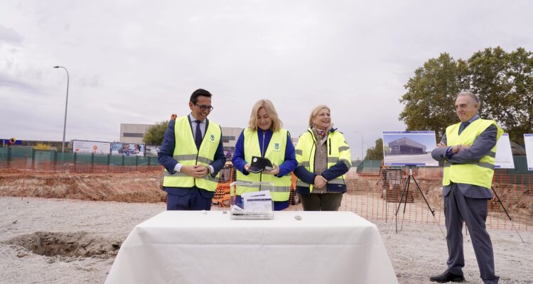 La vicealcaldesa de Madrid y delegada de Seguridad y Emergencias, Inma Sanz; la delegada de Obras y Equipamientos, Paloma García Romero; y del concejal de Villaverde, Orlando Chacón, colocan la primera piedra