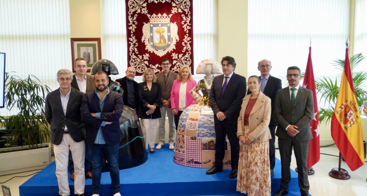 La vicealcaldesa de Madrid, Inma Sanz, la delegada de Economía, Innovación y Hacienda, Engracia Hidalgo; el delegado de Políticas Sociales, Familia e Igualdad, José Fernández; y el concejal de Hortaleza, David Pérez, junto a otras autoridades, durante la presentación de Meninas Madrid Art Gallery 2025