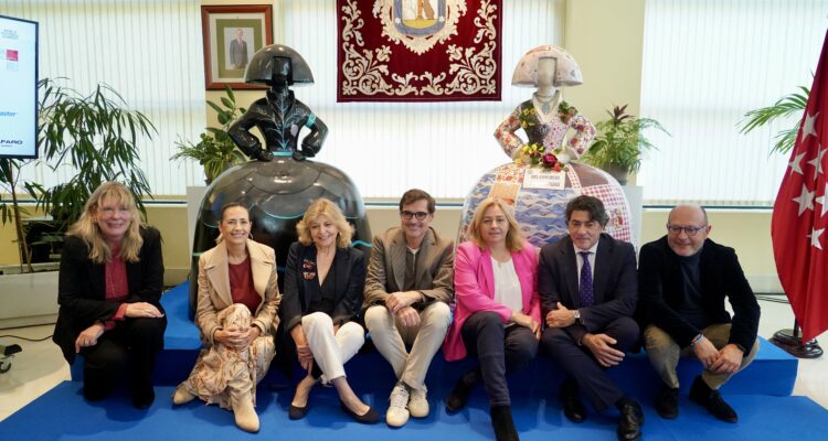 La vicealcaldesa de Madrid, Inma Sanz, la delegada de Economía, Innovación y Hacienda, Engracia Hidalgo; el delegado de Políticas Sociales, Familia e Igualdad, José Fernández; y el concejal de Hortaleza, David Pérez, junto a otras autoridades, durante la presentación de Meninas Madrid Art Gallery 2025
